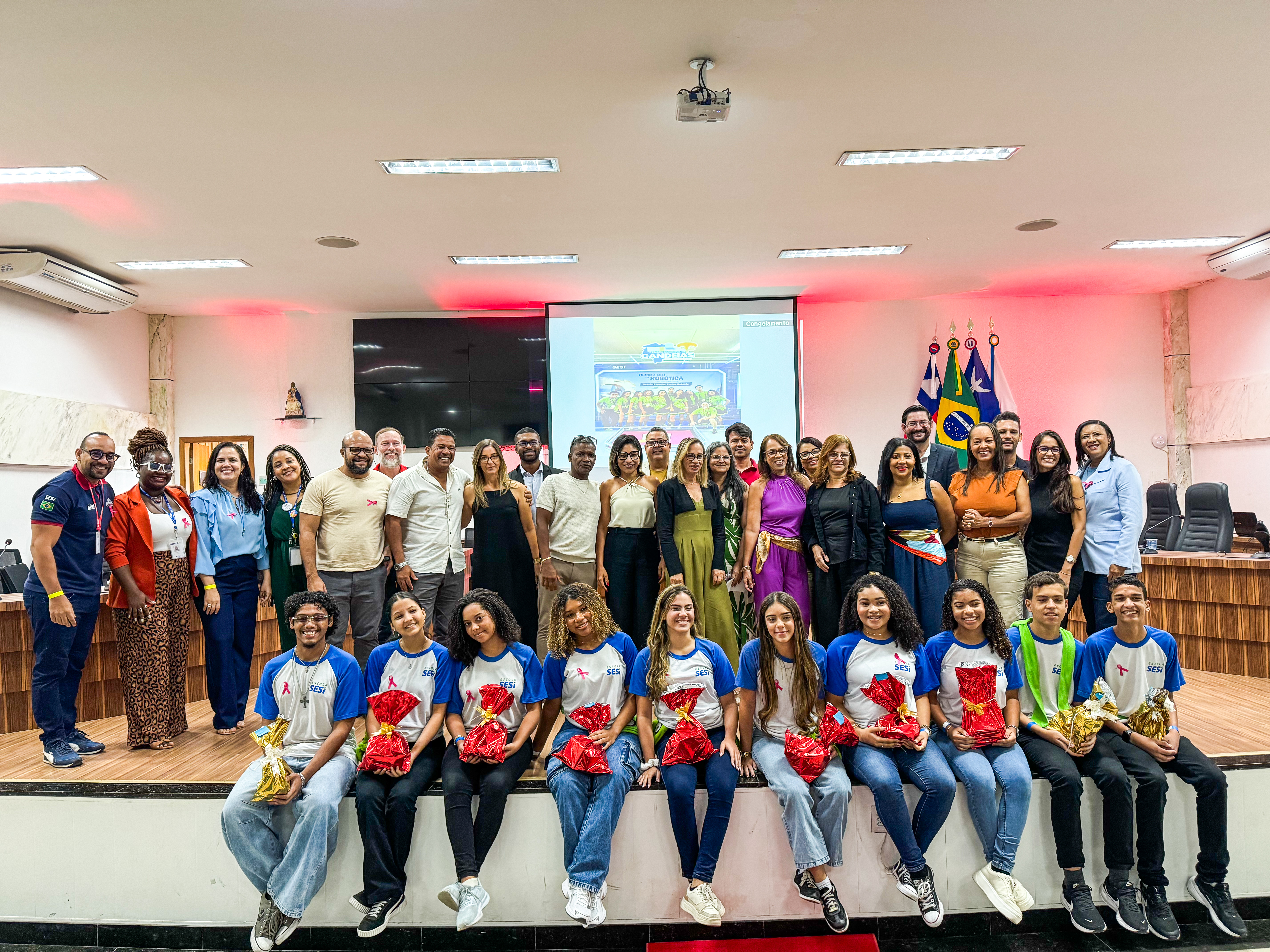 Câmara homenageia estudantes de Candeias por conquista internacional na robótica